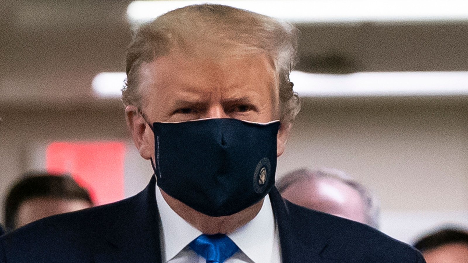 Trump يرتدي قناع الوجه (الكمامة) لأول مرة