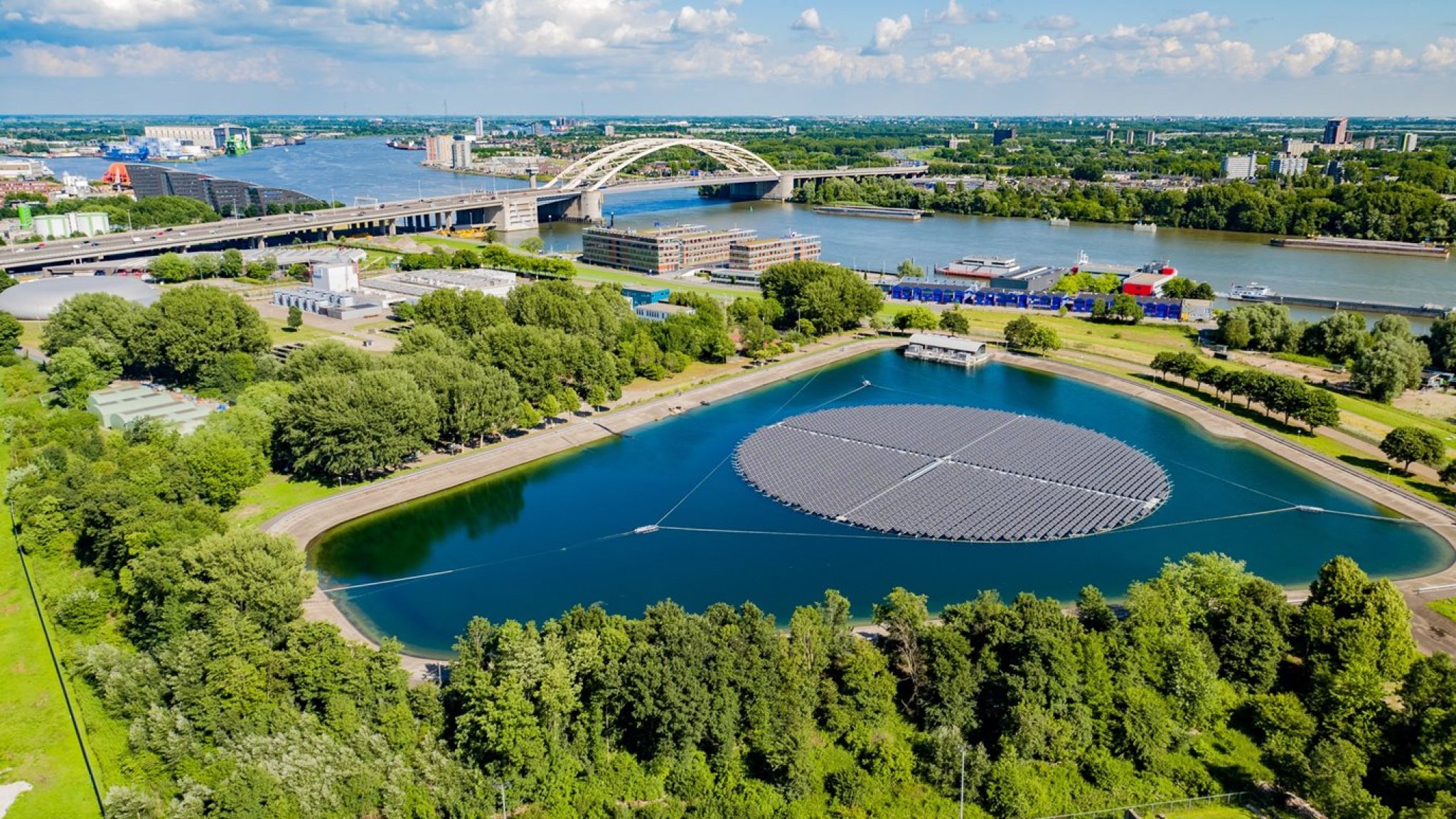 هولندا تنشأ أكبر جزيرة طاقة شمسية في أوروبا