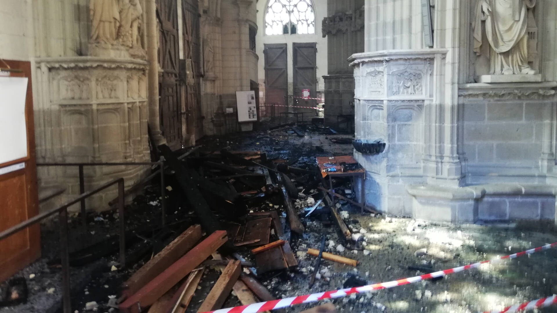 الاشتباه بأحد الأشخاص بعد حريق كاتدرائية Nantes