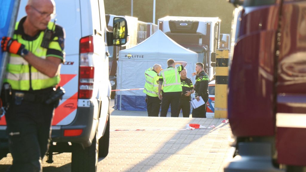 موت موظف دهساً تحت عجلة شاحنة في Amsterdam