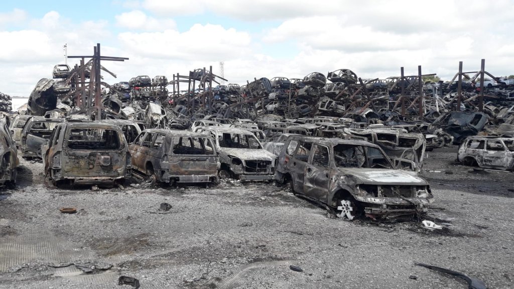 حريق مدمر: 900 سيارة مشتعلة في ساحة الخردة في بريطانيا