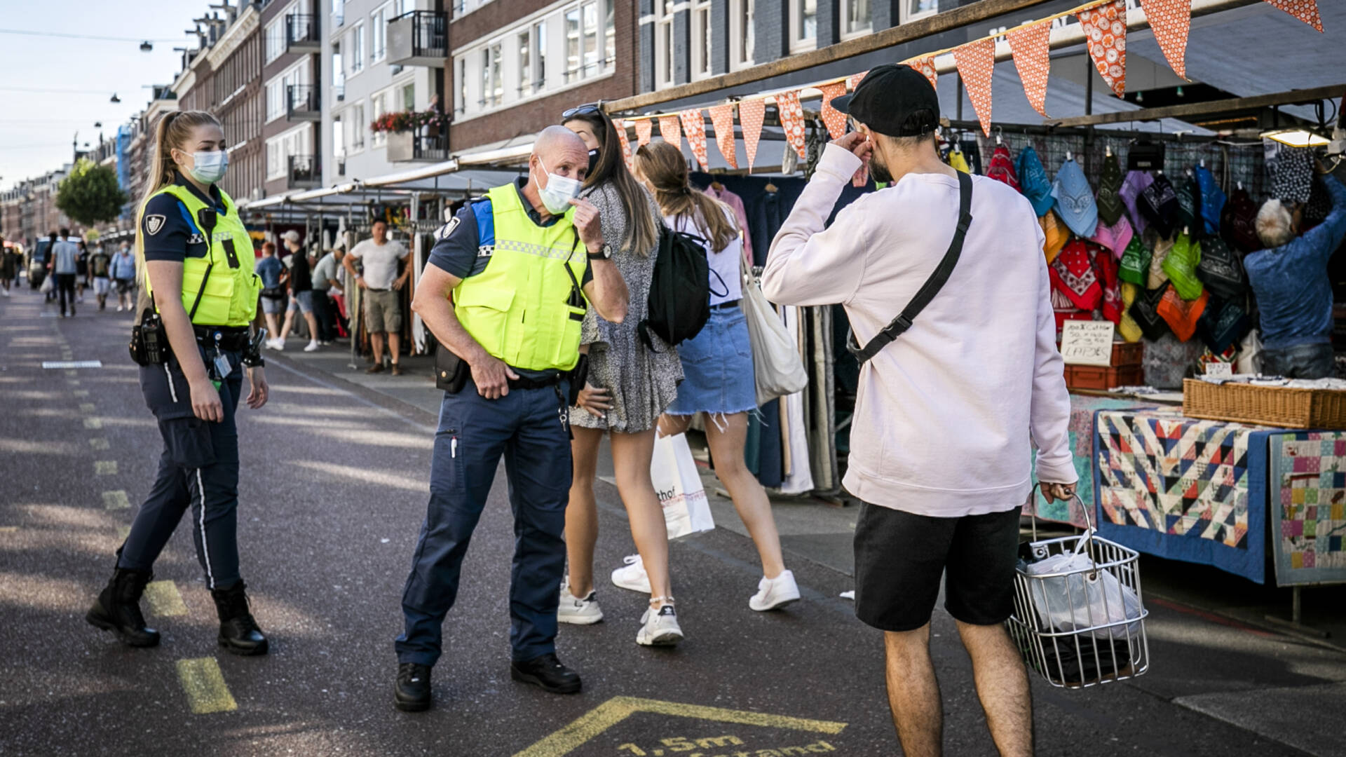 يجب أن تعتاد Amsterdam وRotterdam على الكمامات في اليوم الأول