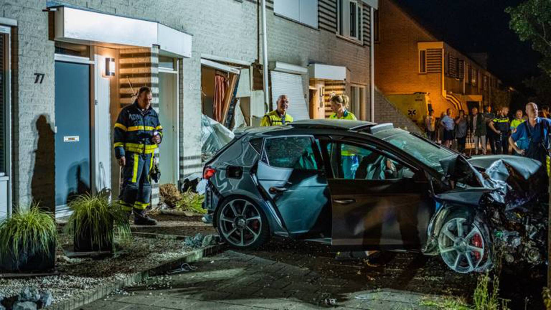 اصطدام سيارة في منزلين في Tilburg بعد مطاردة الشرطة