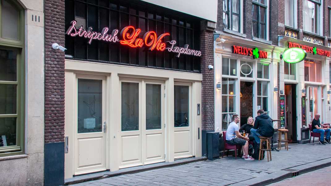 تفشي كورونا في نادي التعري بمنطقة Red Light في Amsterdam