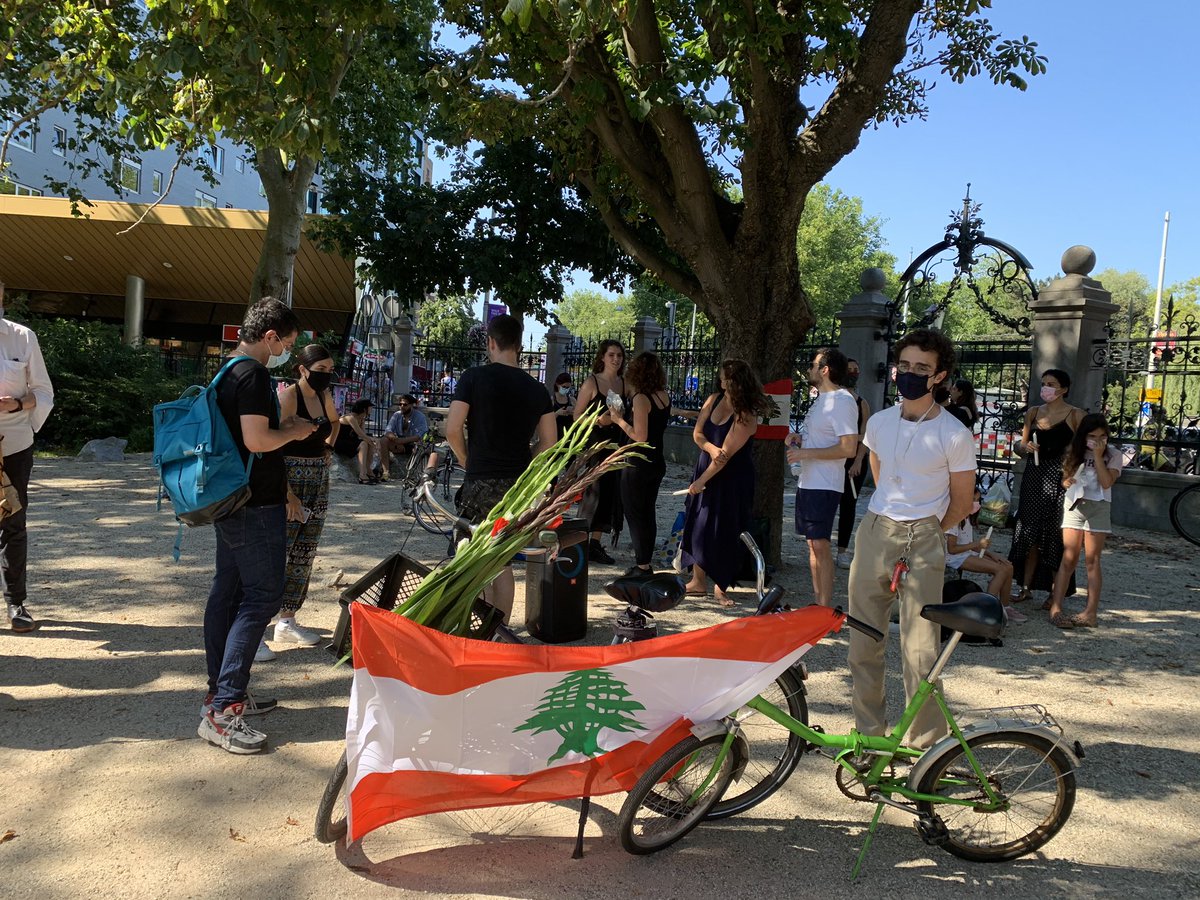 لبنانيون يحيون ذكرى ضحايا انفجار بيروت في Vondelpark في Amsterdam