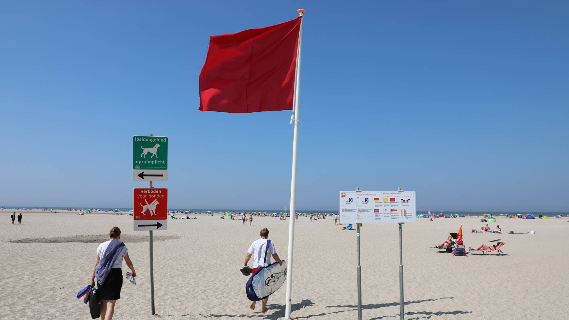 رفع العلم الأحمر على شاطئ لاهاي بأكمله