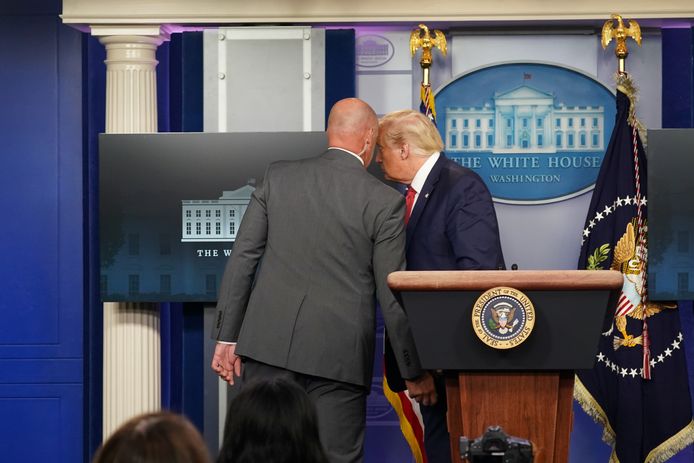 إخراج Trump فجأة من مؤتمر صحفي بعد إطلاق النار