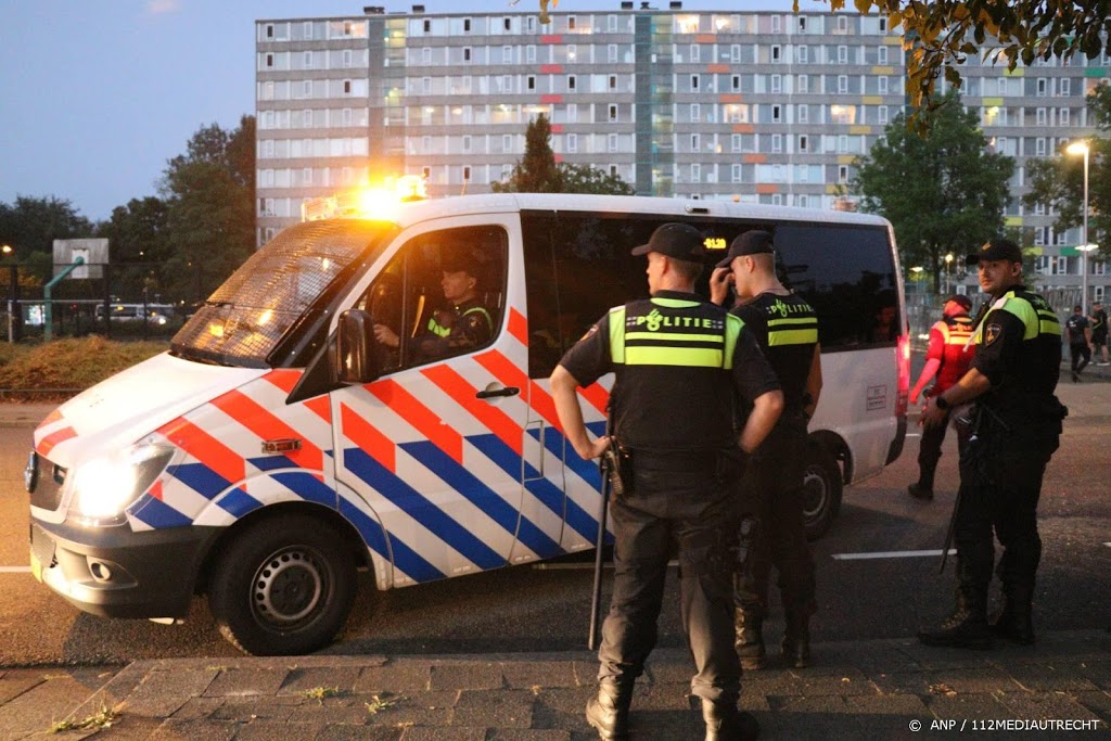 الشرطة تطلق طلقات تحذيرية في مقهى Tilburg