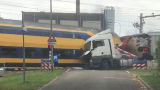 توقف حركة القطارات مؤقتاً بسبب حادث التصادم بين القطار والشاحنة