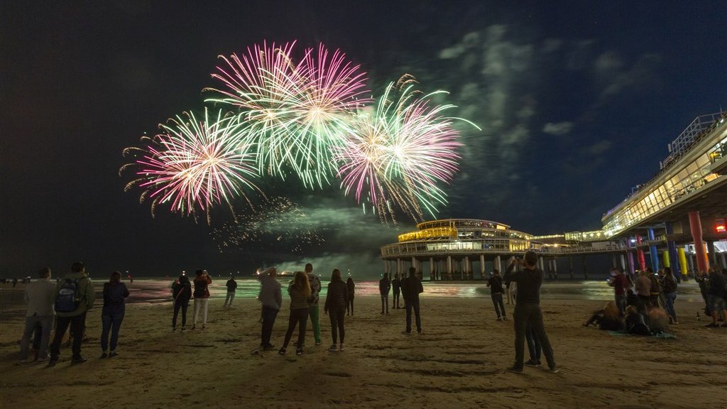 عرض مفاجئ للألعاب النارية على شاطئ Scheveningen في Den Haag
