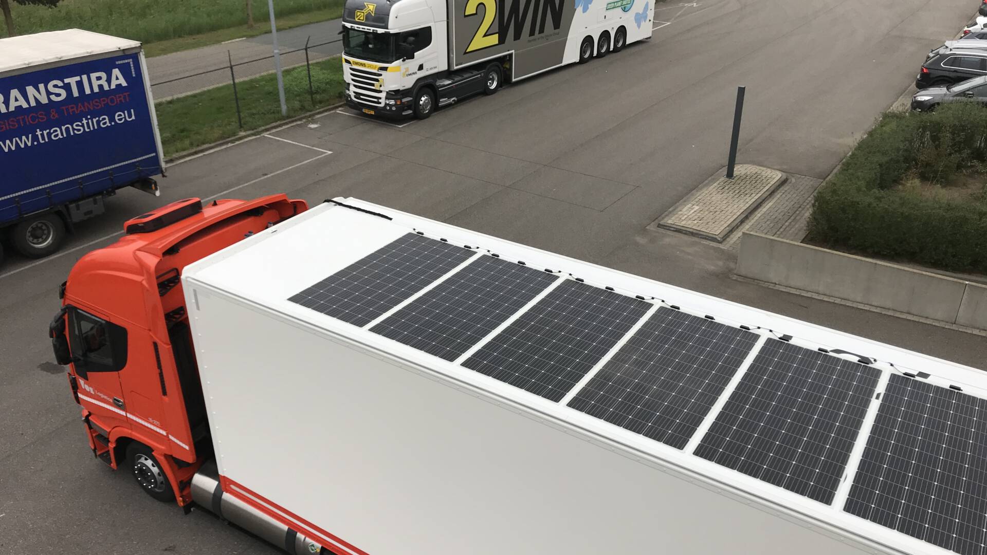 تزويد الشاحنات بألواح شمسية على سطحها 