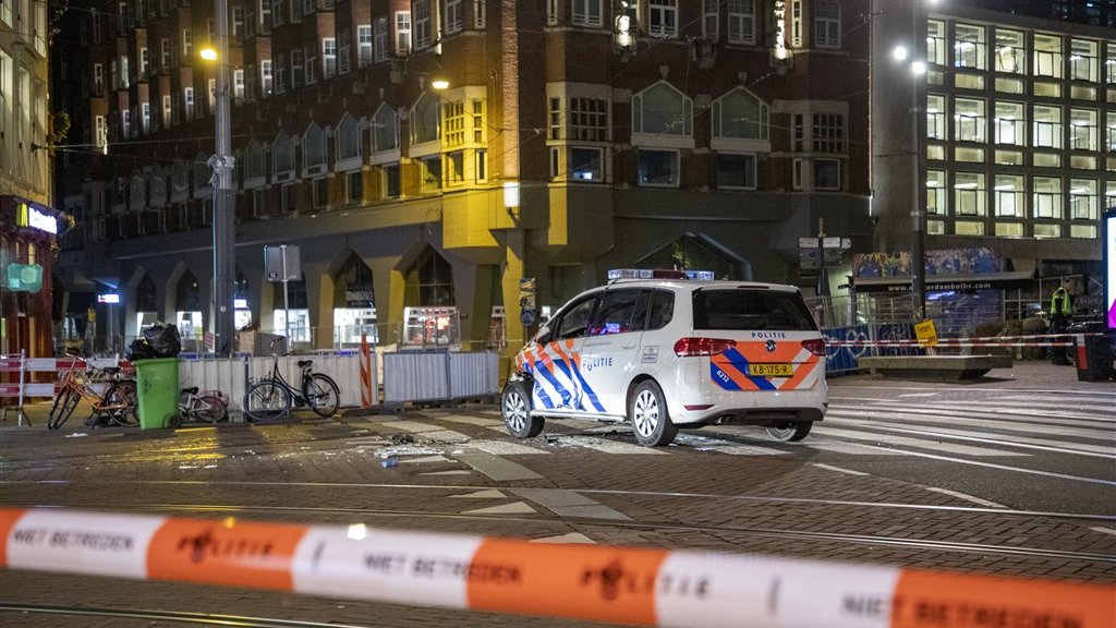 شاحنة تصدم سيارة شرطة عمداً في Amsterdam