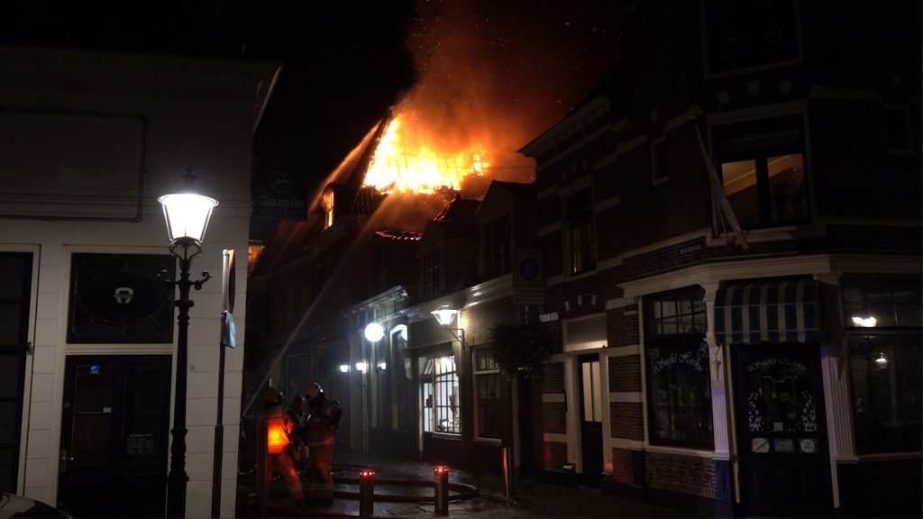 حريق كبير جداً في مركز مدينة Enkhuizen في هولندا