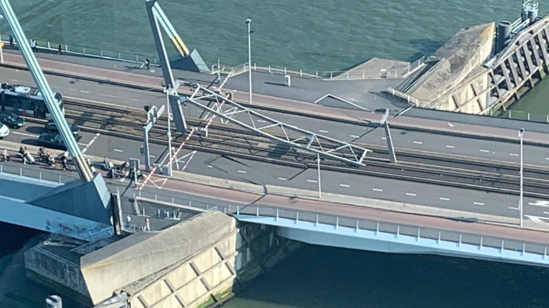 انهيار خط الترام العلوي وإغلاق جسر Erasmus في Rotterdam