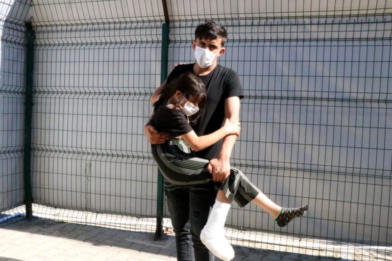 طفلة سورية تصاب بجروح إثر إطلاق الشرطة اليونانية الرصاص المطاطي عليها