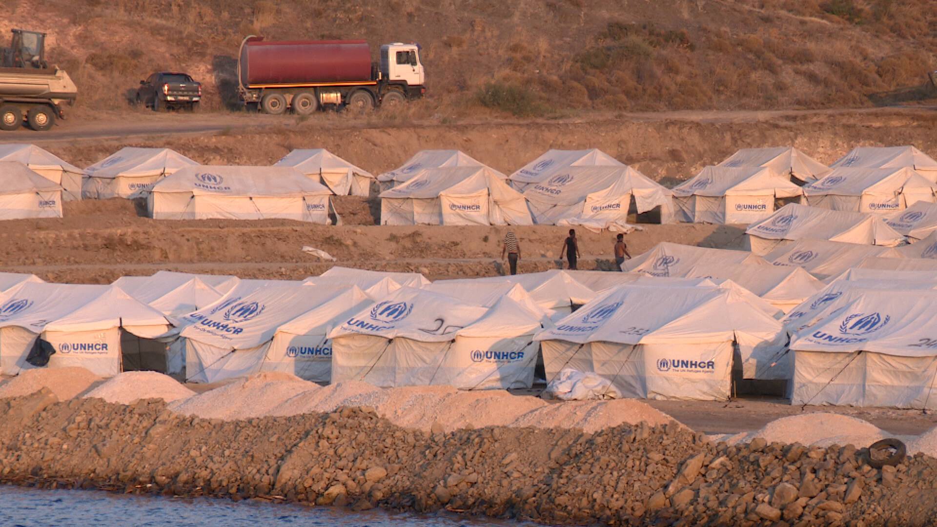 الشرطة ترافق مئات المهاجرين إلى مخيم Lesbos الجديد
