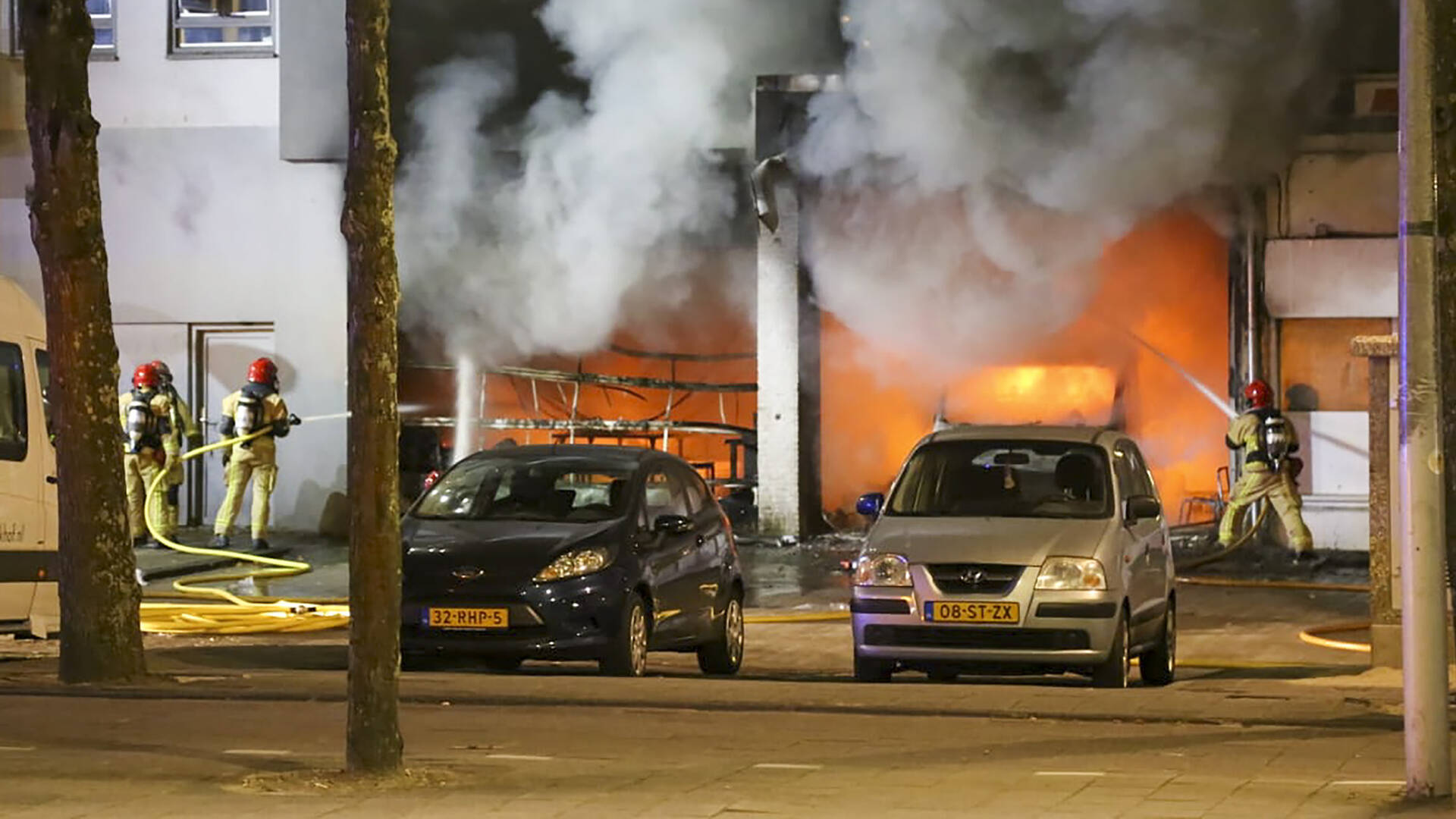 إخلاء عدد من المنازل في غرب Amsterdam بعد حريق كبير في متجر للأغراض المستعملة