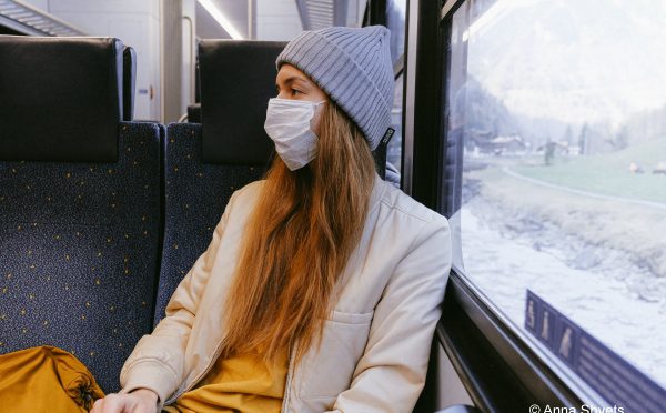 الاعتداء على امرأة بالضرب والركل في قطار بسبب قناع الفم