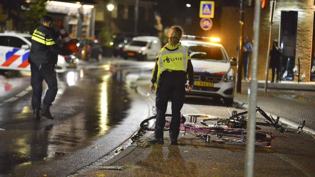 سائق سيارة يصطدم بمجموعة أشخاص على رصيف مقهى في Rijsbergen