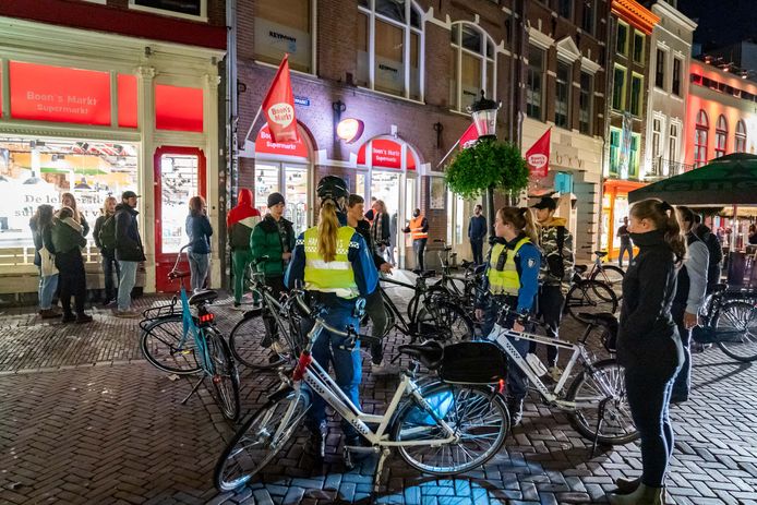 فوضى في السوبر ماركت والمحلات في Utrecht وفرض حالة الطوارئ