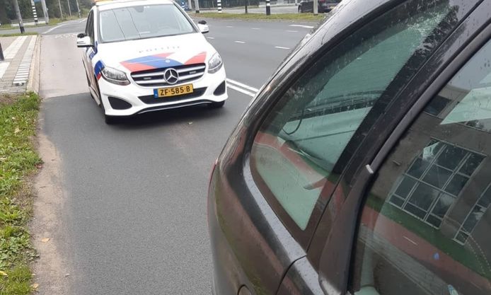 رجل يقود سيارته عائداً إلى Amsterdam بعد رسوبه في اختبار القيادة في Arnhem