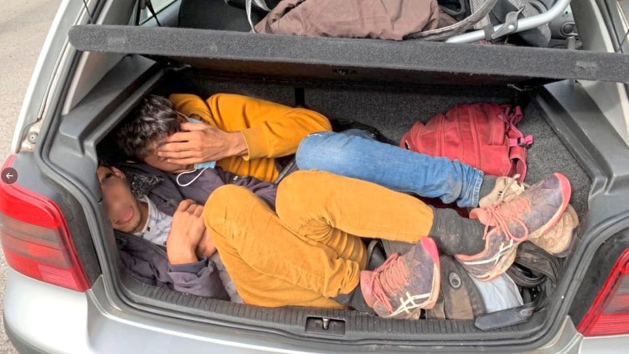 شرطة الحدود الألمانية تلقي القبض على سيارة صغيرة تحمل 11 مهاجراً
