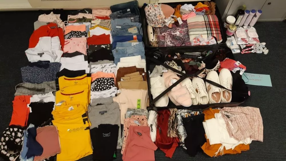 ثلاث نساء يشتبه في قيامهن بسرقة أكثر من 1000 قطعة ملابس من المتاجر الهولندية