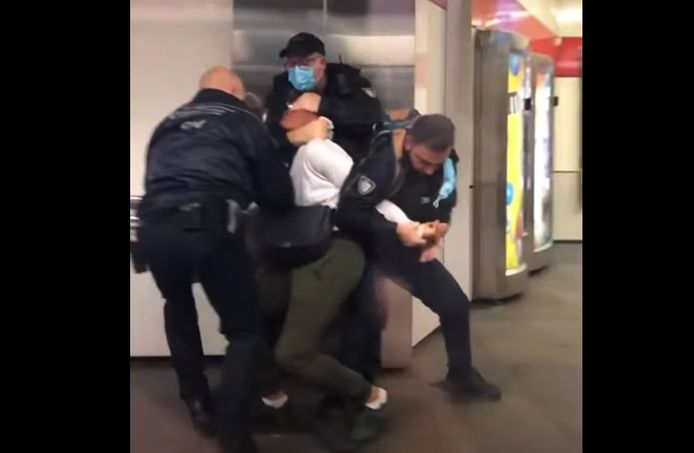 مشاهد اعتقال عنيفة لراكب بسبب مخالفته لإجراءات كورونا في محطة مترو في Rotterdam