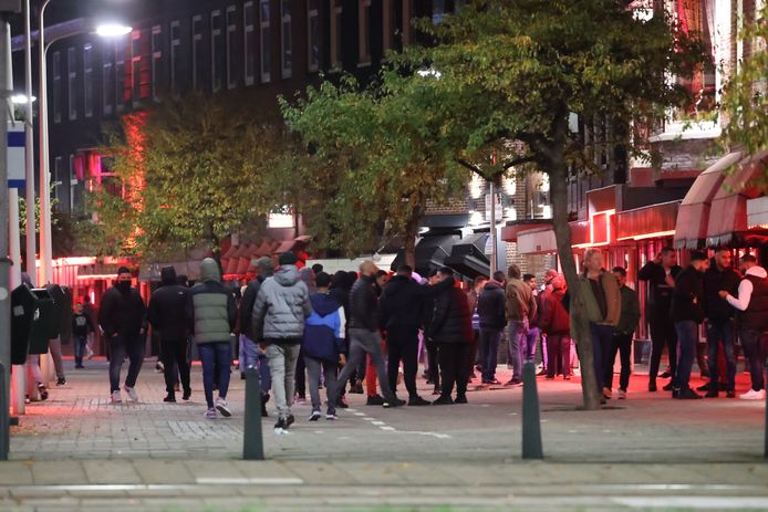 إغلاق الشارع الأحمر في Den Haag بسبب الازدحام وإجراءات كورونا في خطر