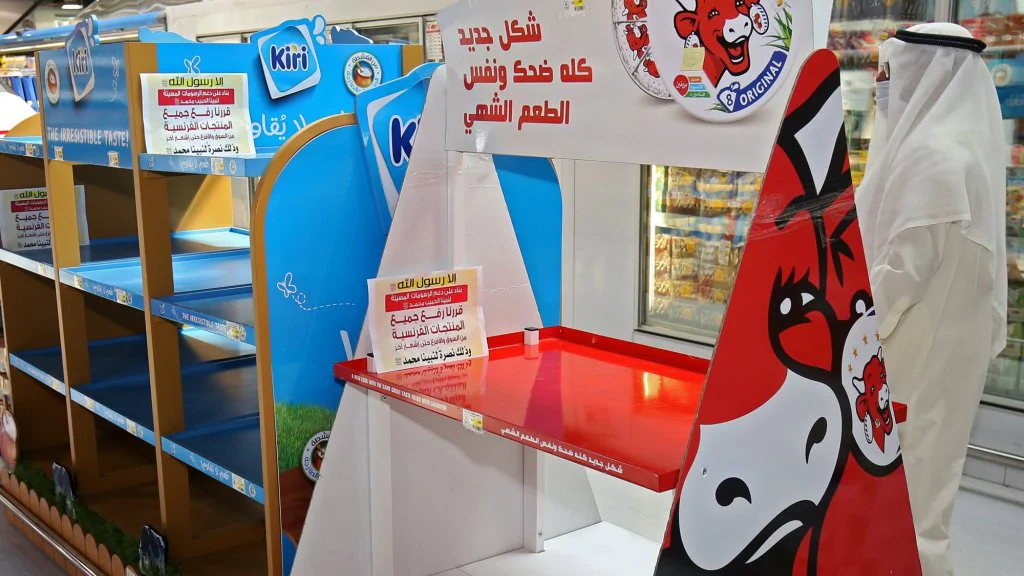 الدول الإسلامية تقاطع المنتجات الفرنسية بعد تصريحات Macron المسيئة للنبي محمد (ص)