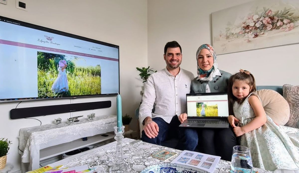 الشاب السوري بشر وزوجته يفتتحان متجراً إلكترونياً لبيع ملابس الأطفال