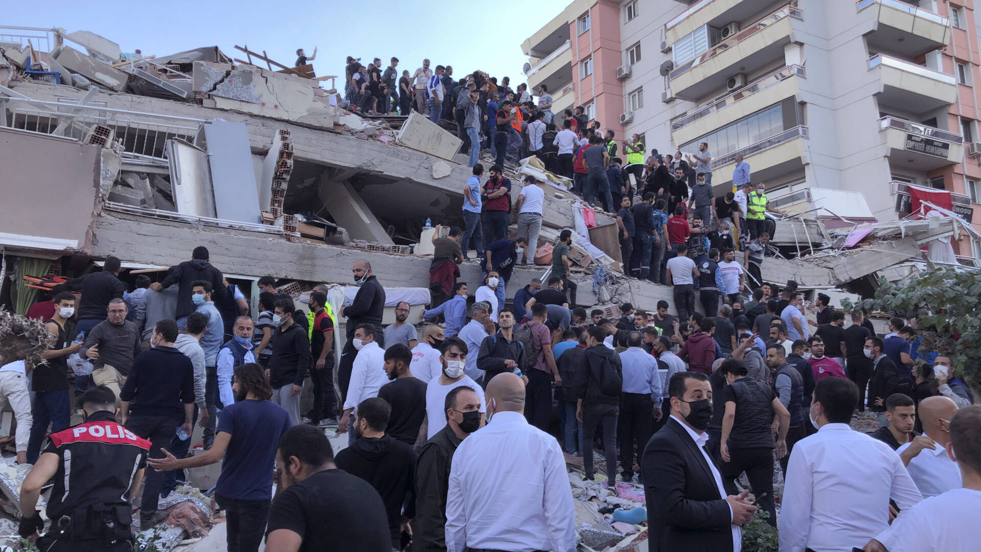 وفاة ما لا يقل عن 17 شخصاً في تركيا إثر حدوث زلزال في بحر إيجه