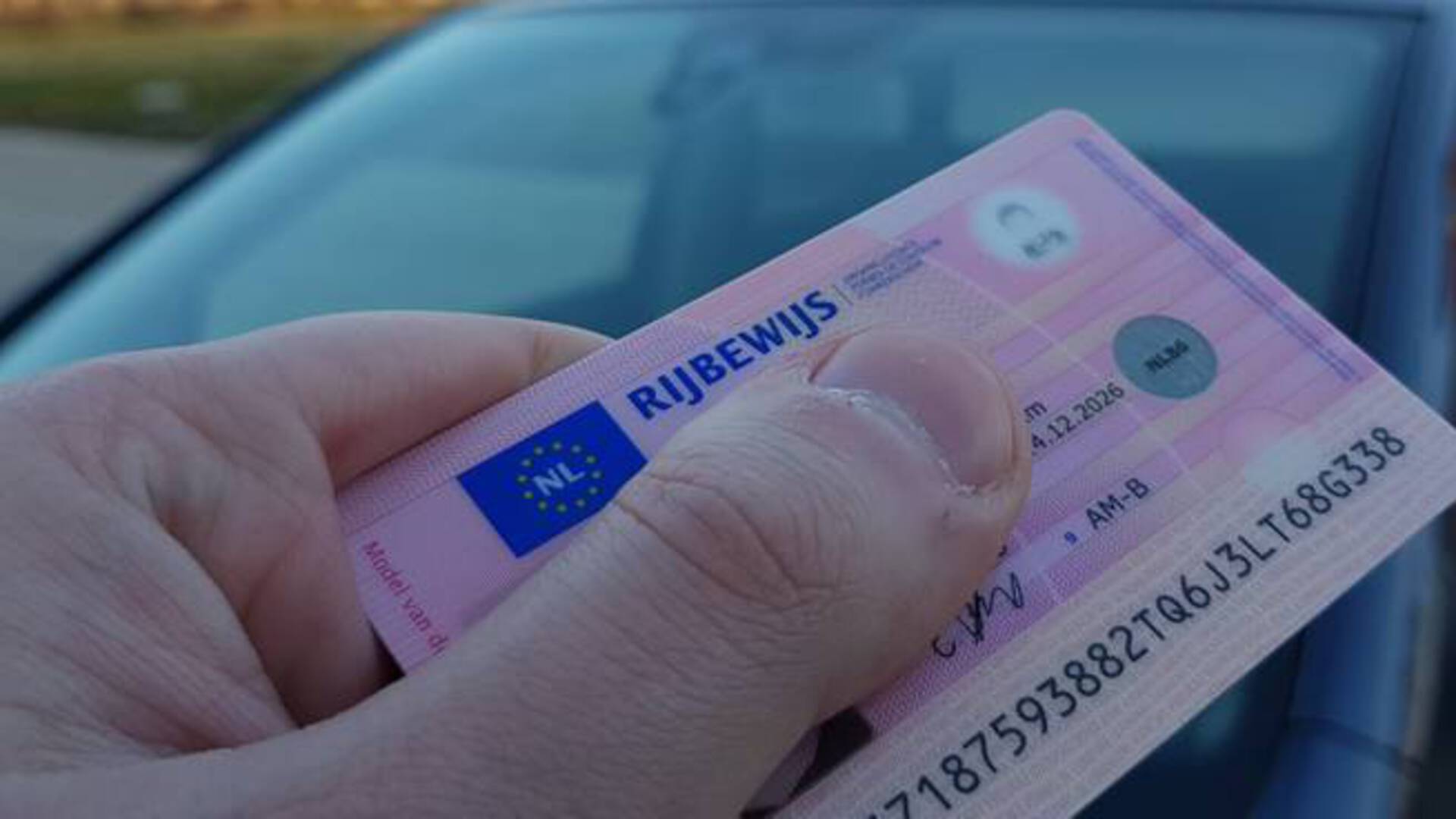 الشرطة توقف رجل يقود سيارته بدون رخصة قيادة منذ 60 عاماً