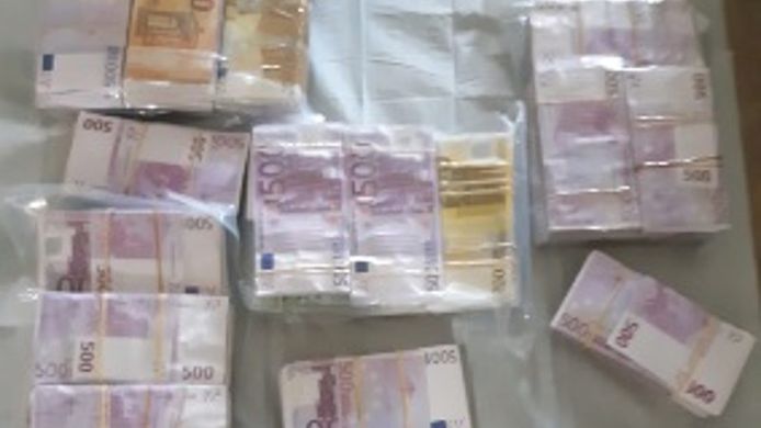 الشرطة تعثر على أكثر من 3 ملايين يورو في مرحاض أحد المنازل في Rotterdam