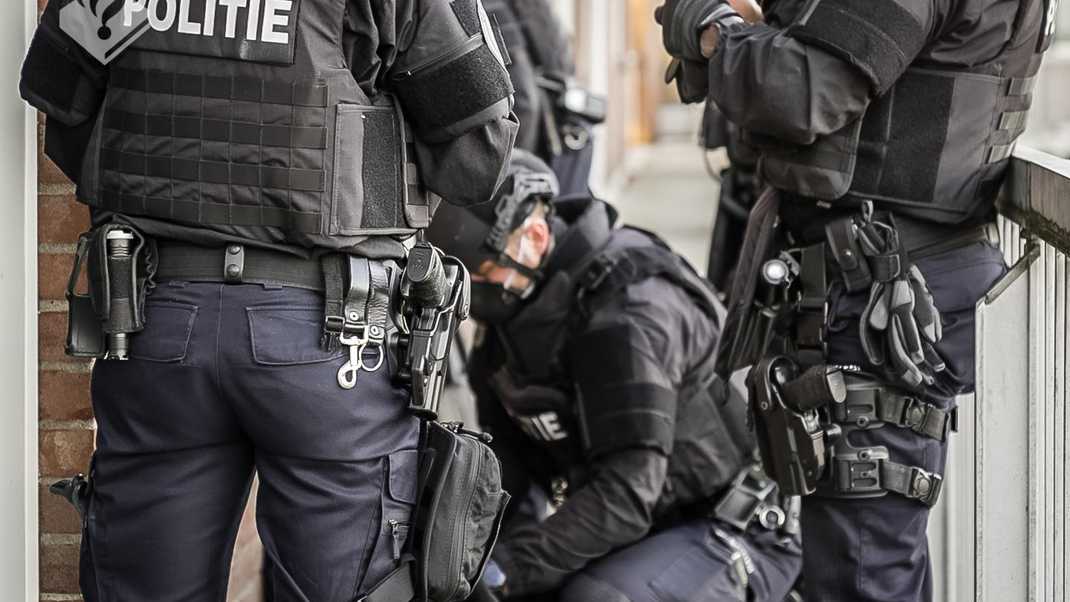 الشرطة الهولندية تشن حملة مداهمات كبيرة على منازل في Rotterdam