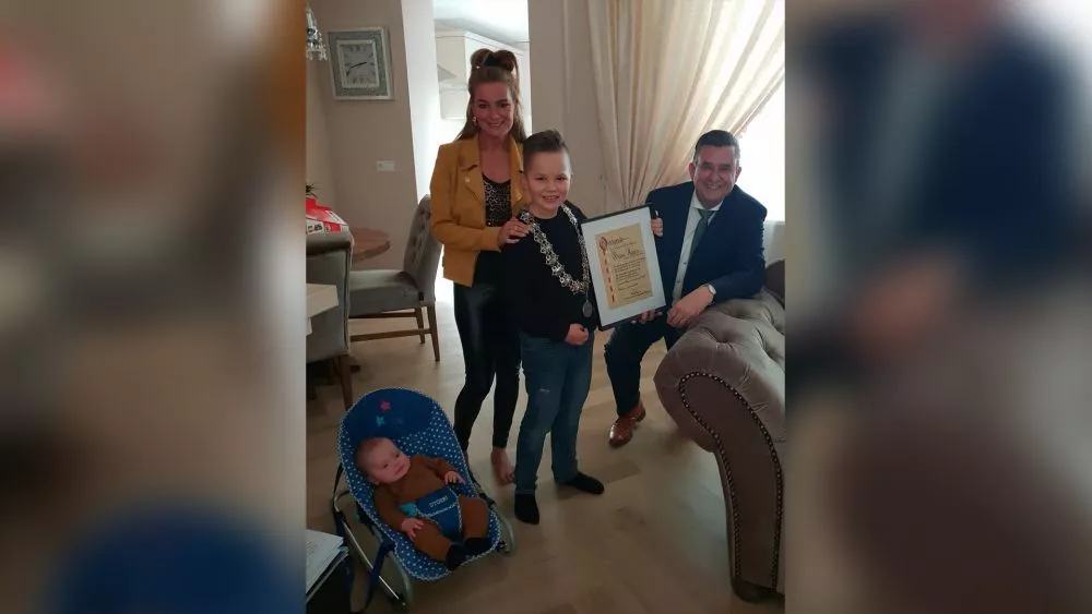 طفل 8 (سنوات) ينقذ أخيه حديث الولادة من الغرق في Alkmaar