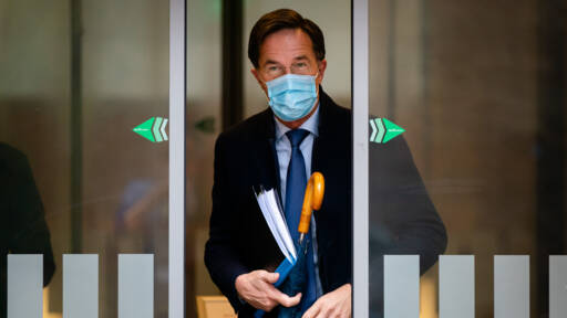 لا يعرف Rutte لماذا قناع الفم مستثنى في دور العبادة