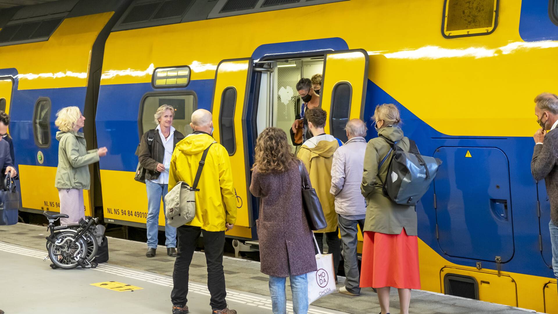 هل يحافظ المسافرون على مسافة تباعد كافية؟ سيتم قياس المسافة على المنصة 5 في Utrecht