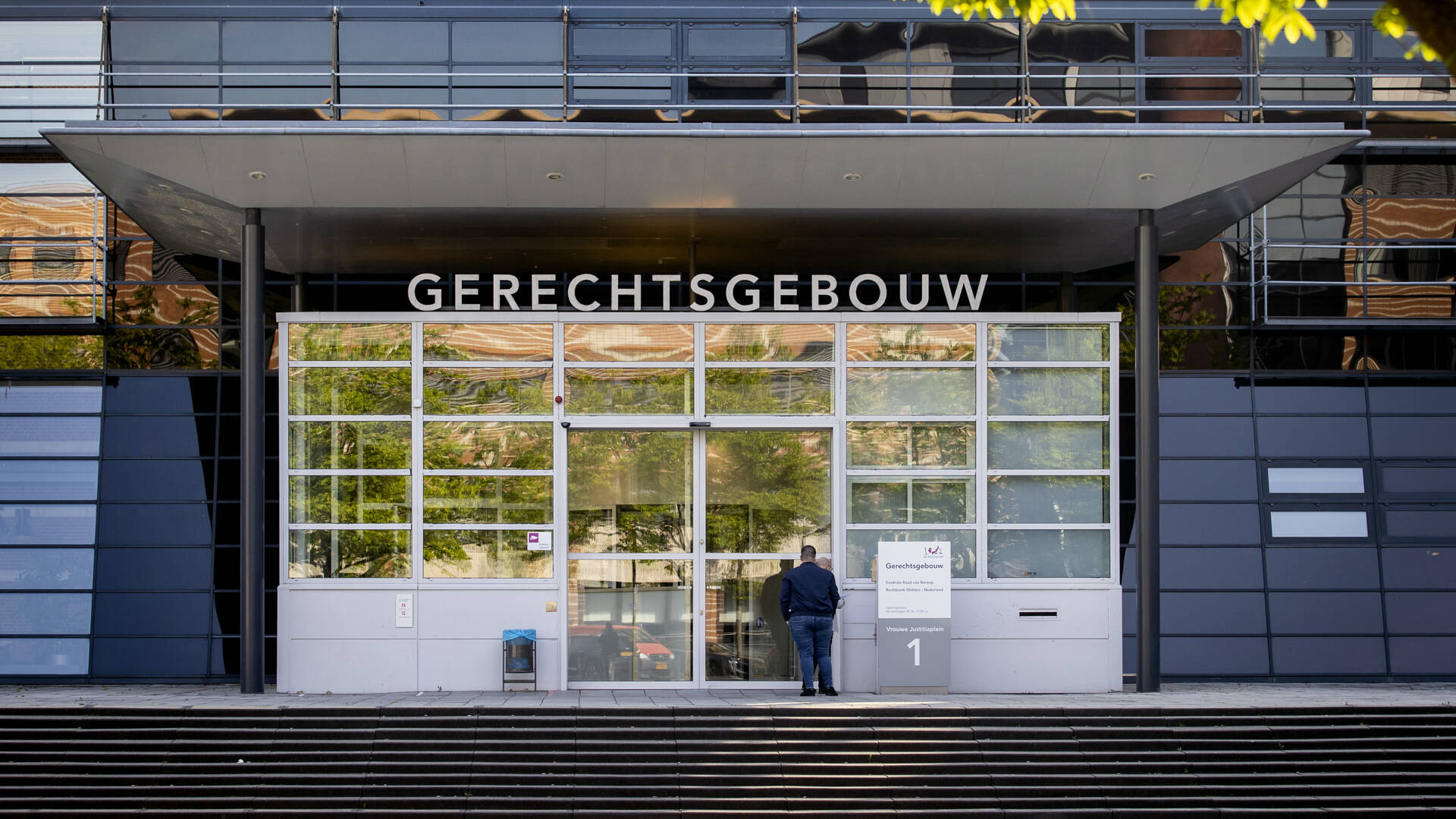 النيابة العامة: رجلان من Utrecht يديرون بيوت دعارة غير قانونية ويسيئون معاملة القاصرين	