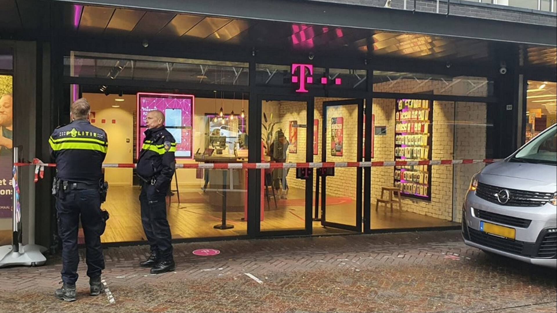 سطو مسلح على متجر T-Mobileفي Almere واللصوص يهددون المارة بالسلاح