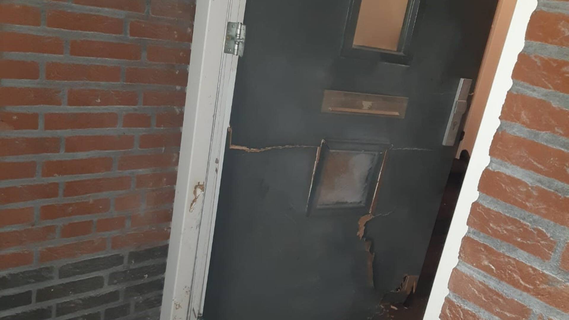 تفجير باب منزل عمدة بلدية Woensdrecht بقنبلة ألعاب نارية