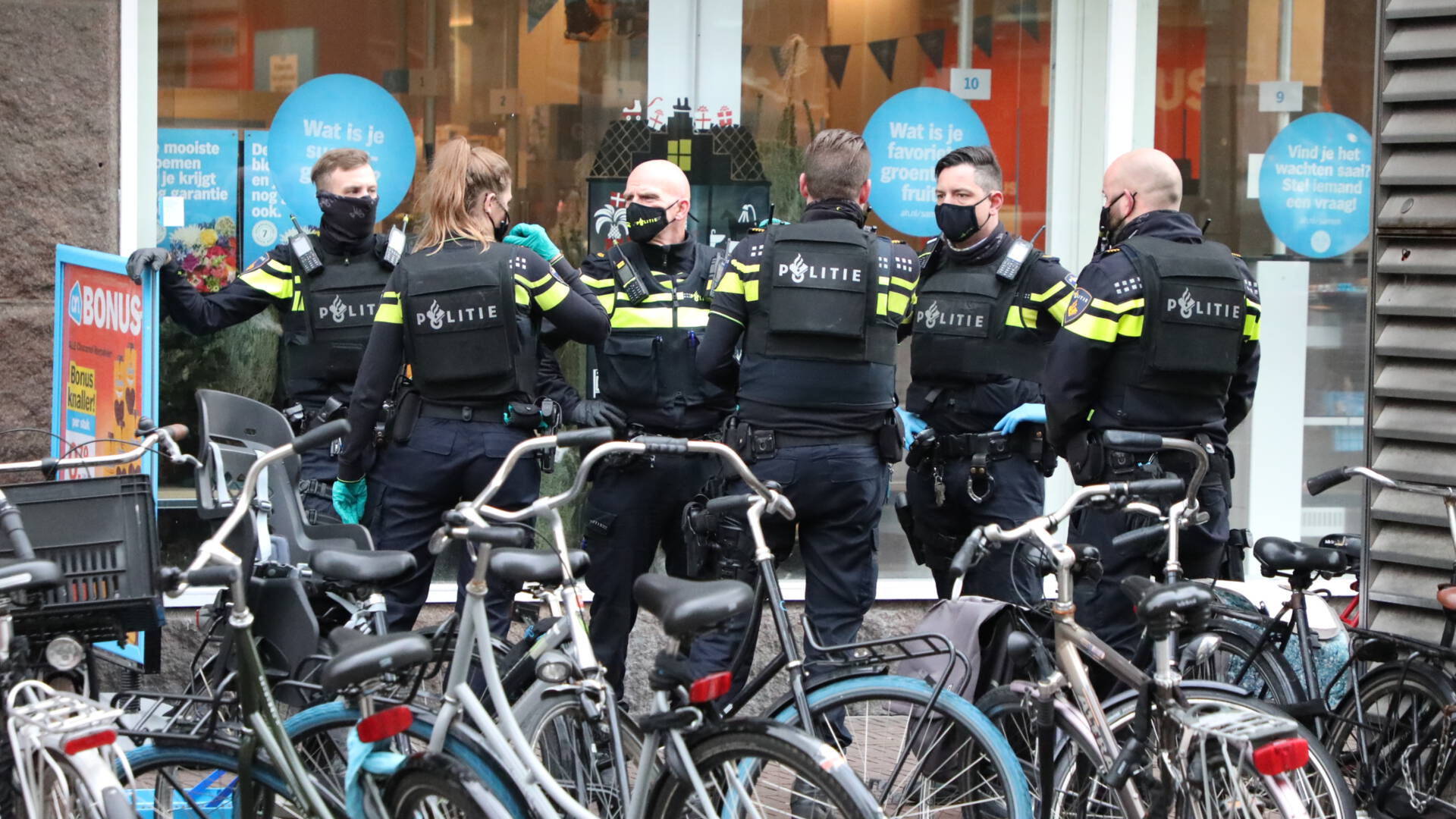 طعن 3 موظفين في سوبر ماركت في Den Haag وإشعال النار به