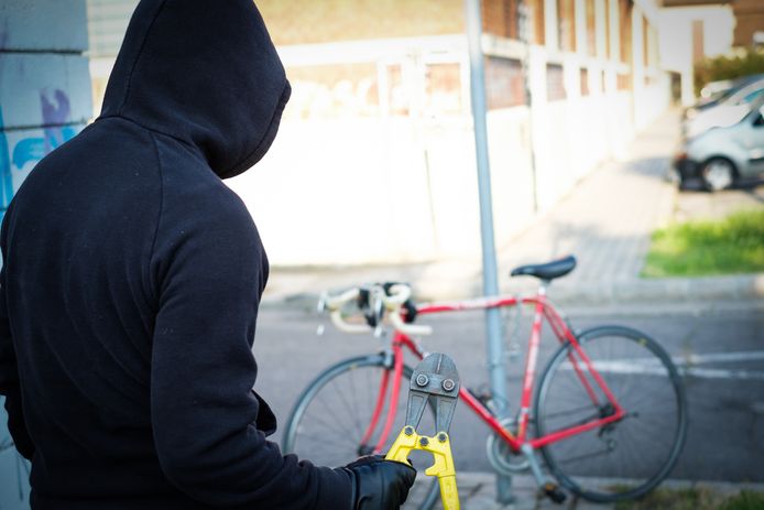 لص يسرق دراجة شرطي ويبيعها له في Amsterdam