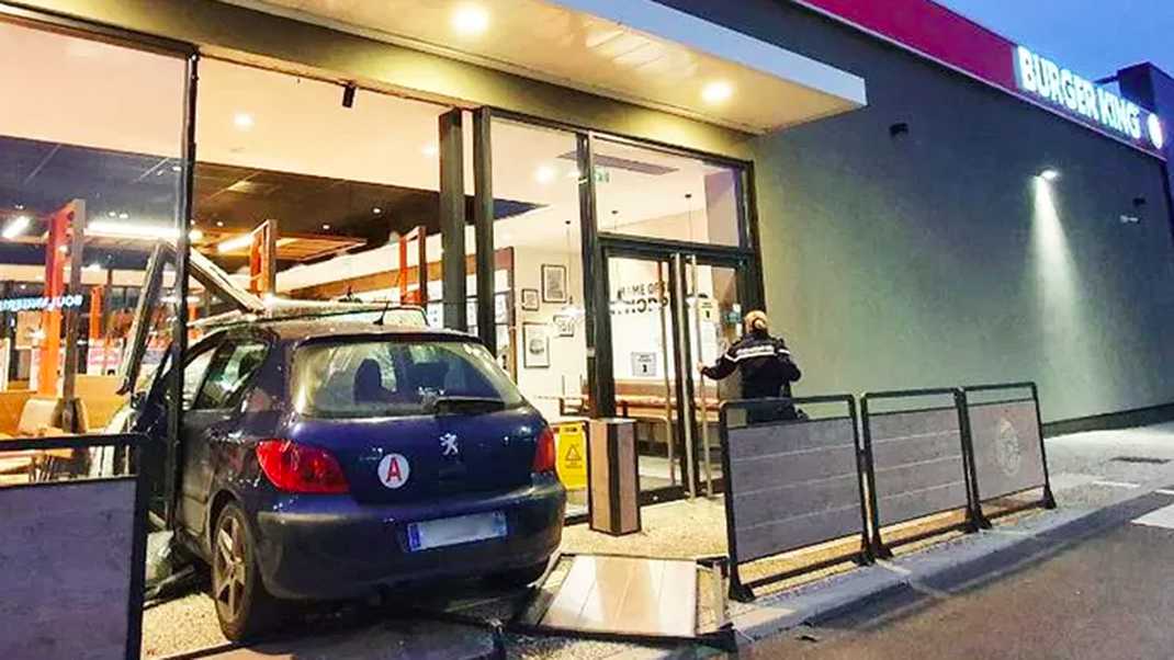 درس قيادة ينتهي باختراق السيارة مطعم Burger King