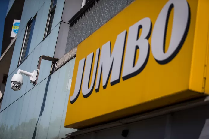 سوبرماركت Jumbo يمنع زبون من التسوق ويطرده بعد رفضه ارتداء قناع الفم