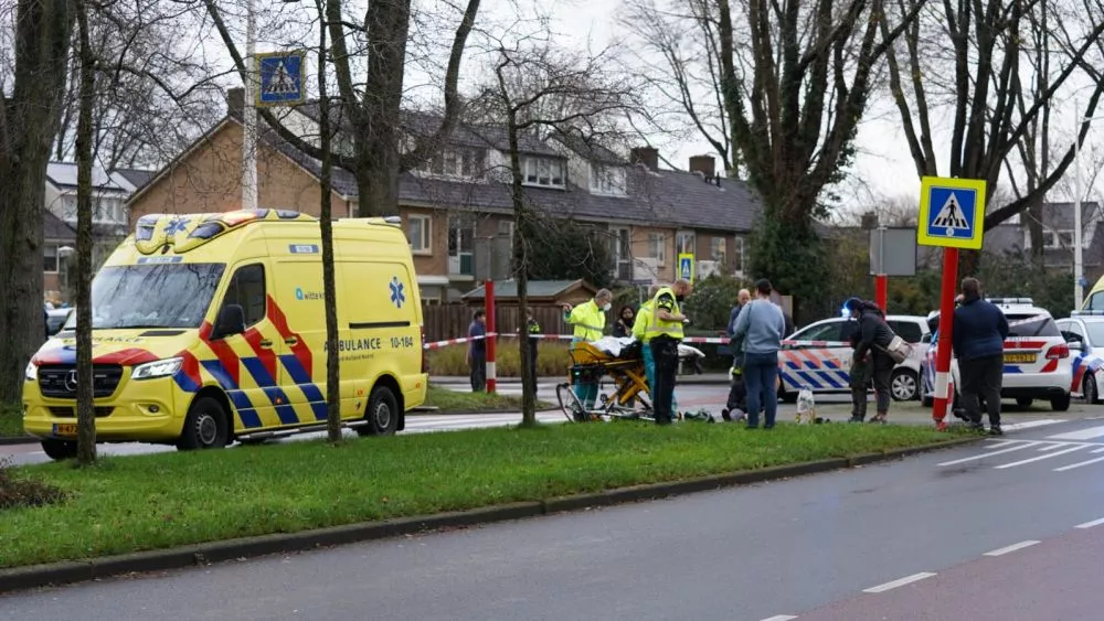 سائق سيارة يدهس رجل وطفلين عند معبر للمشاة في Alkmaar