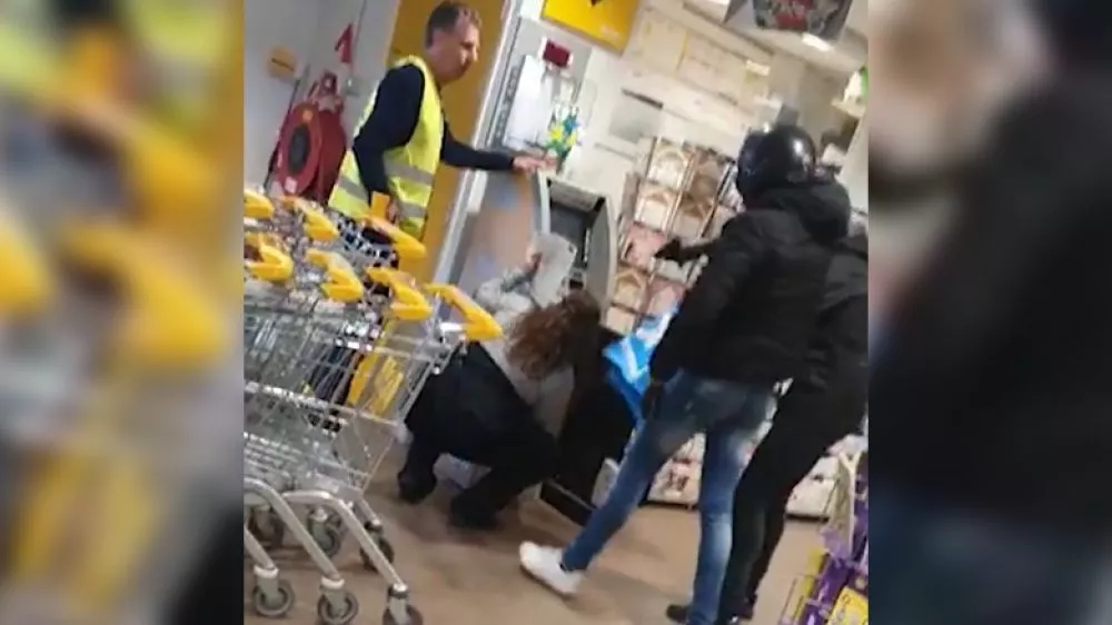 القبض على مراهقين بتهمة السطو على فرعين لسوبرماركت Jumbo في Haarlem