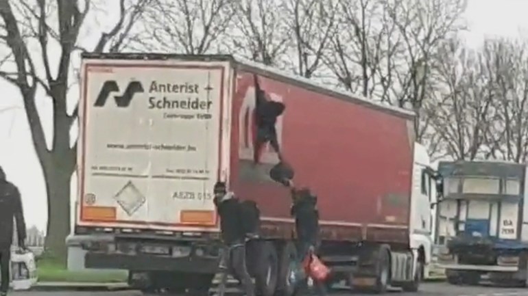 خمسة لاجئين يقفزون من شاحنة على الطريق السريع في Zeeland والشرطة تقبض عليهم