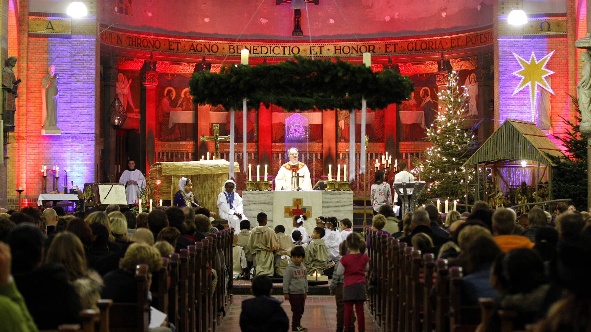 الكنيسة الكاثوليكية تلغي جميع الاحتفالات العامة ليلة عيد الميلاد