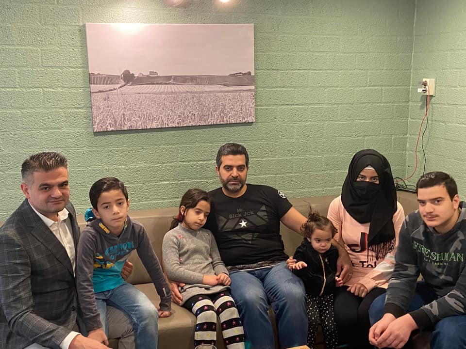 توهان كوزو في زيارة العائلة السورية في منزلهم، بعض الأسئلة تخص اللاجئين 